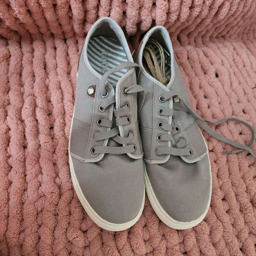 Taos Footwear Gray Sneakers Canvas Lace-Up